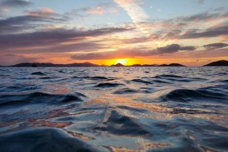 Review img # 89 of the yacht LIQUID ZEN